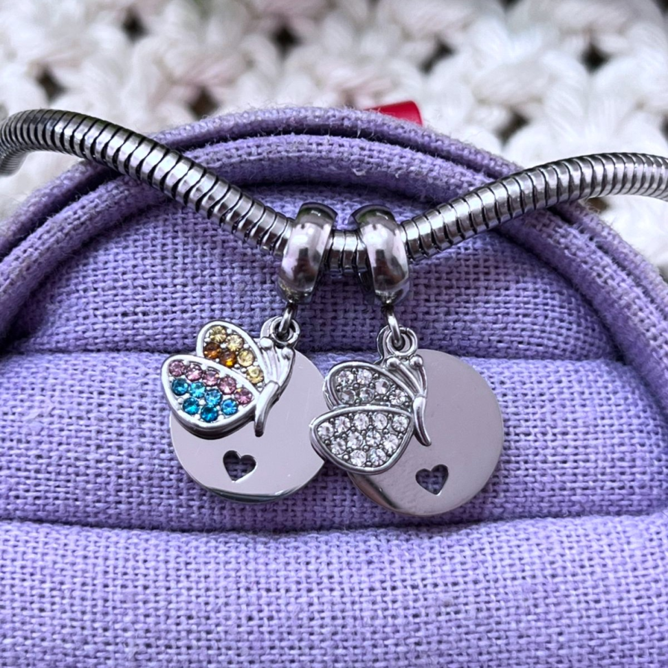 Berloque Patuá Medalha e Borboleta Cravejada em Aço Inox