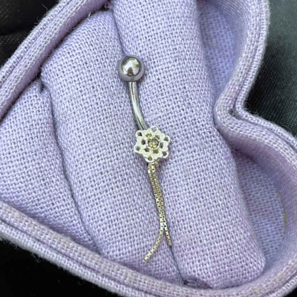 Piercing de Umbigo Flor com Correntes