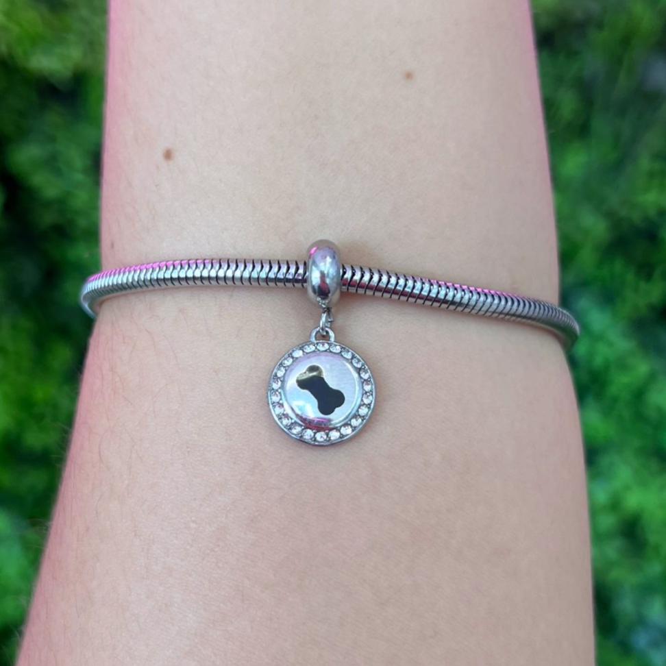Berloque Moldura Redonda Cravejada com Osso Resinado em Aço Inox