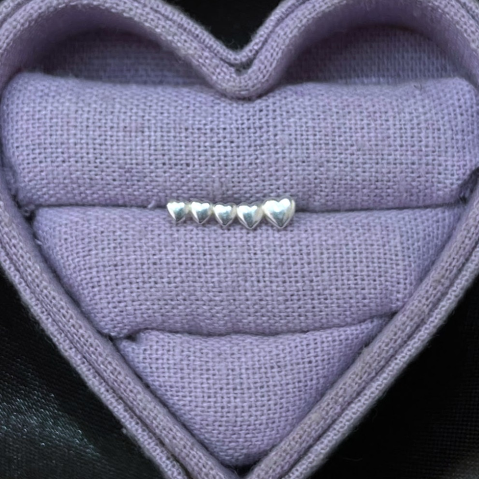 Piercing Labret 5 Corações Lisos
