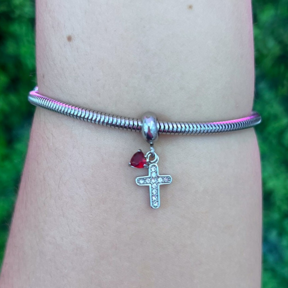 Berloque Patuá Crucifixo Cravejado com Coração Zircônia Vermelha em Aço Inox