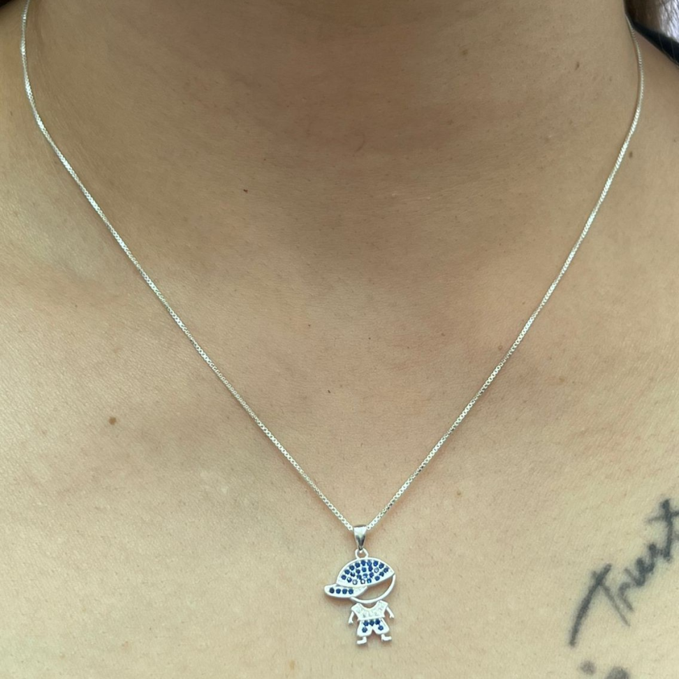 Pingente Menino Boné Zircônias Azuis