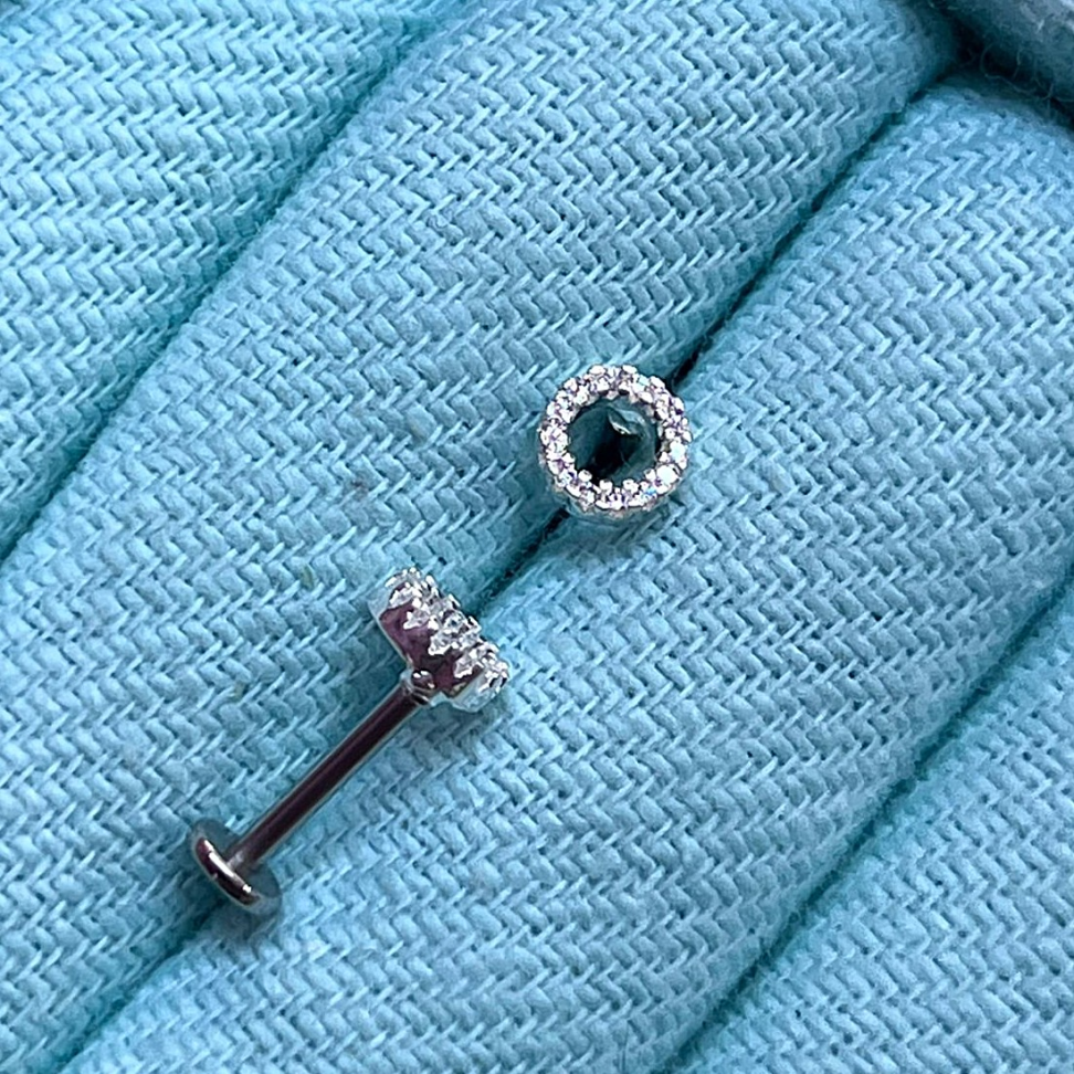 Piercing Labret Círculo Vazado Cravejado