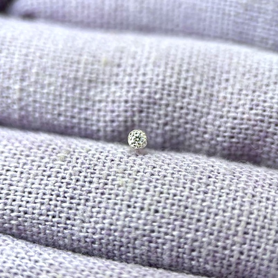 Piercing de Nariz tipo gancho Ponto de Luz Moissanite