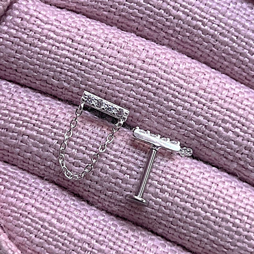 Piercing Labret Barra Cravejada com Corrente
