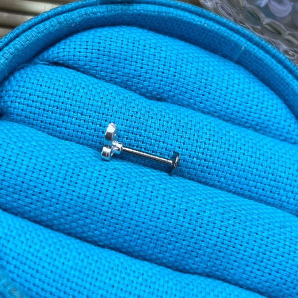 Piercing Labret Coração Vazado com Detalhes de Bolhinhas