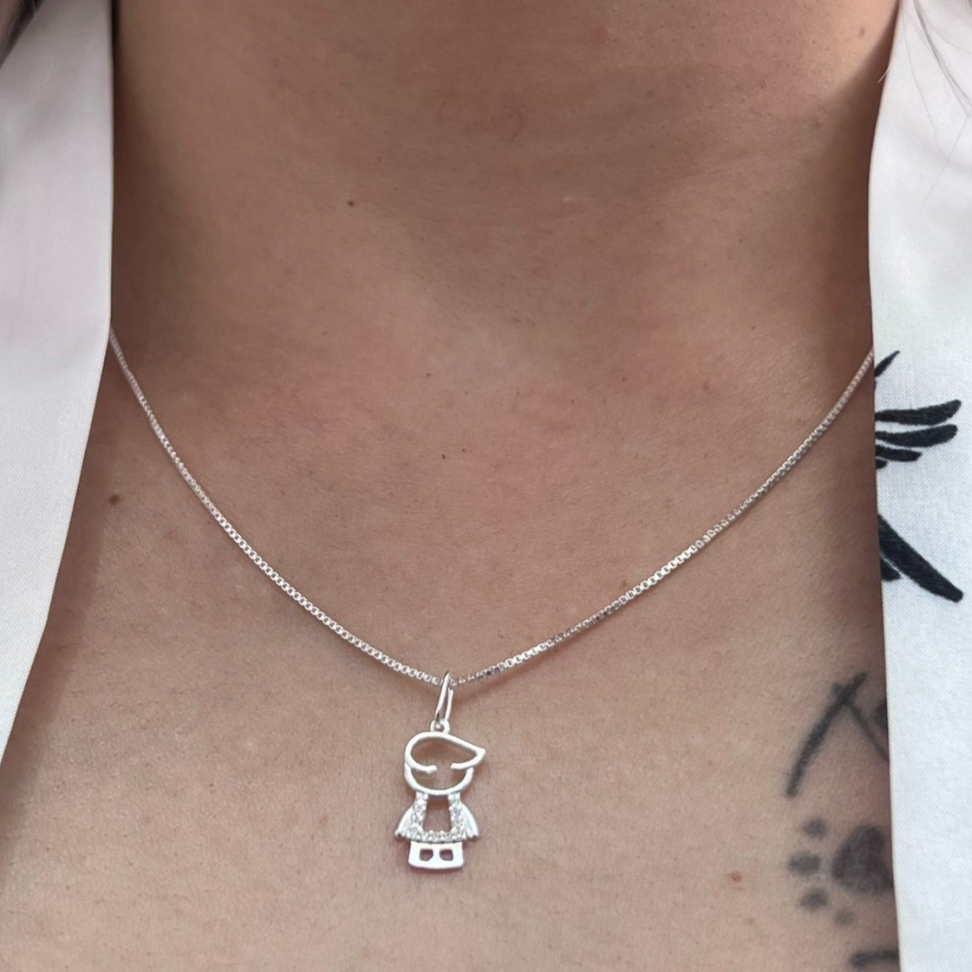 Pingente Menino com Topete e Roupa Cravejada