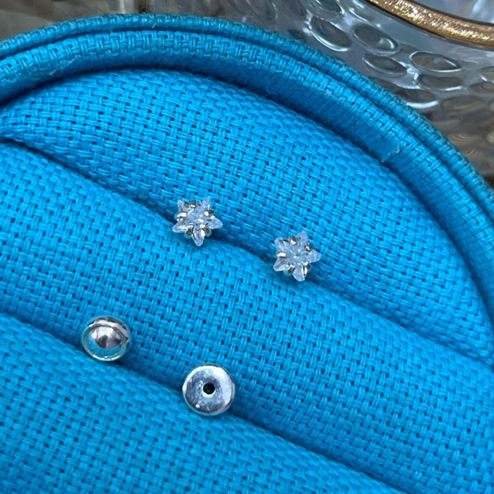Brinco Baby Ponto de Luz Estrela 4mm