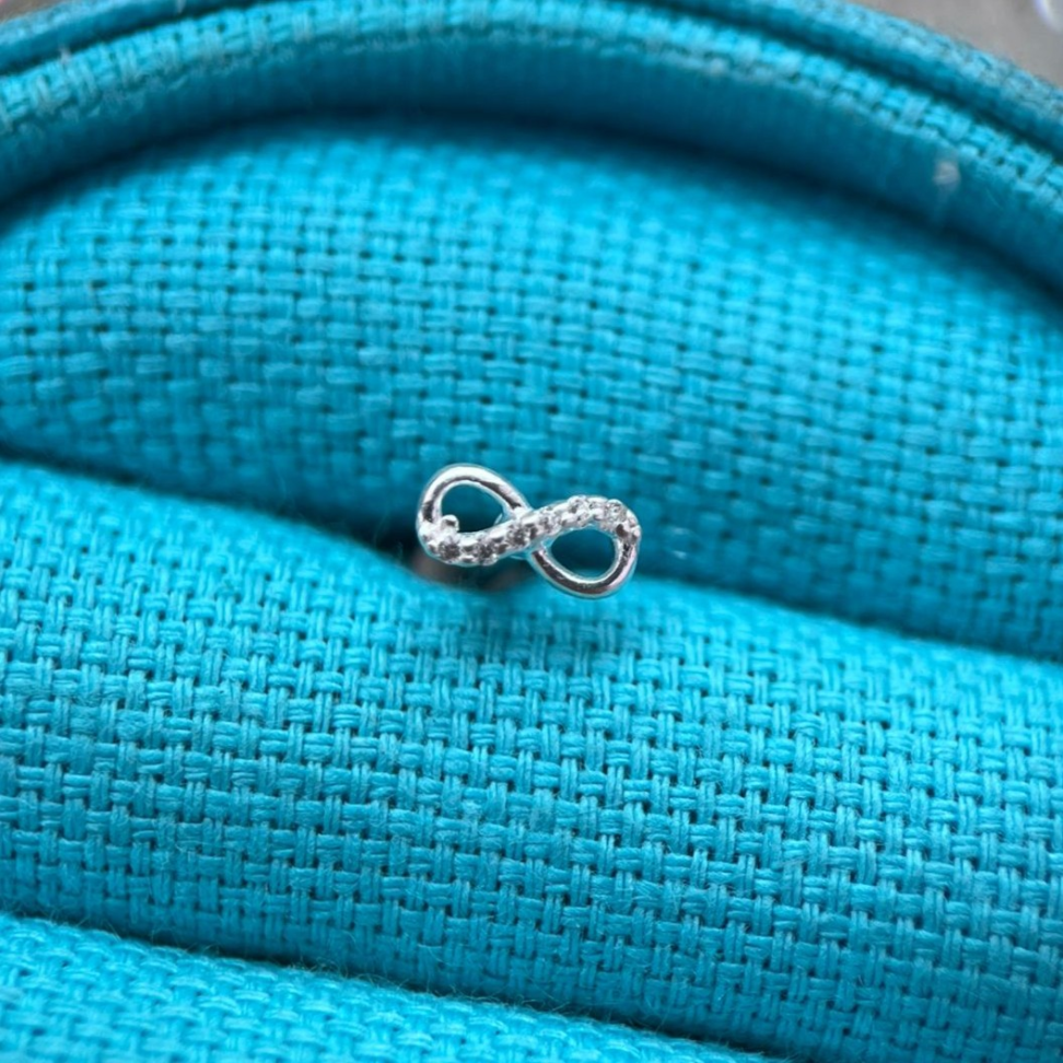 Piercing Labret Infinito Meio Cravejado