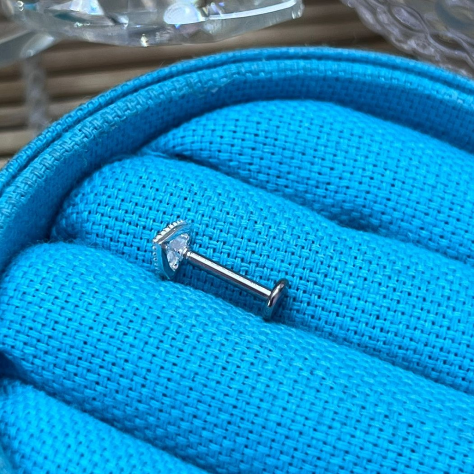 Piercing Labret Coração Vazado Liso em prata 925