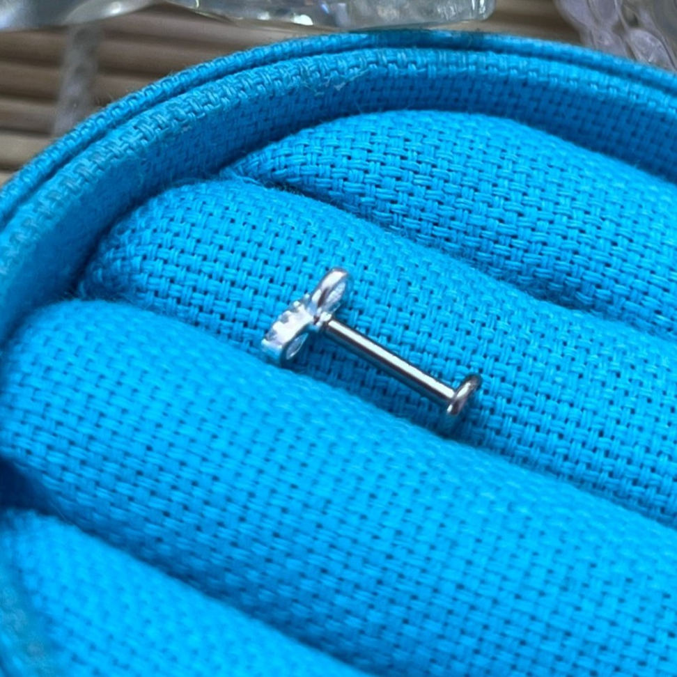 Piercing Labret Infinito Meio Cravejado