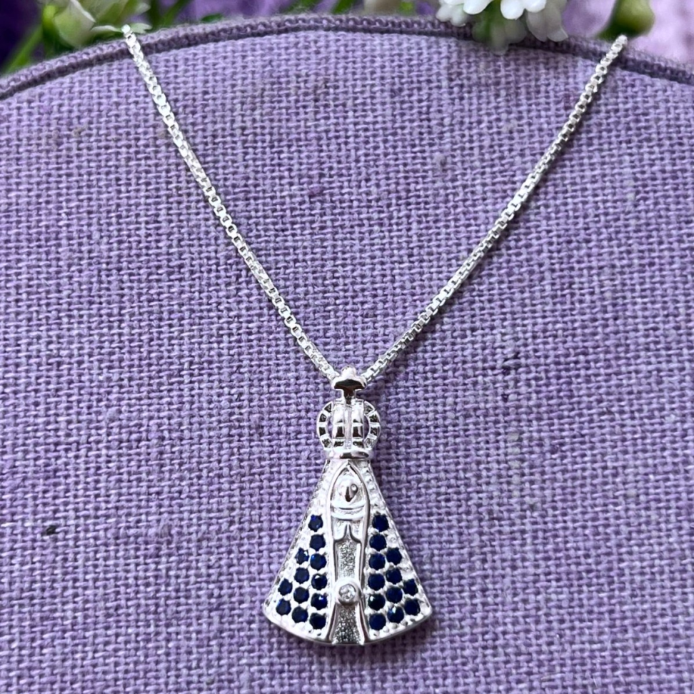Pingente Nossa Senhora Aparecida Zircônias Azuis 18x21mm de Passar