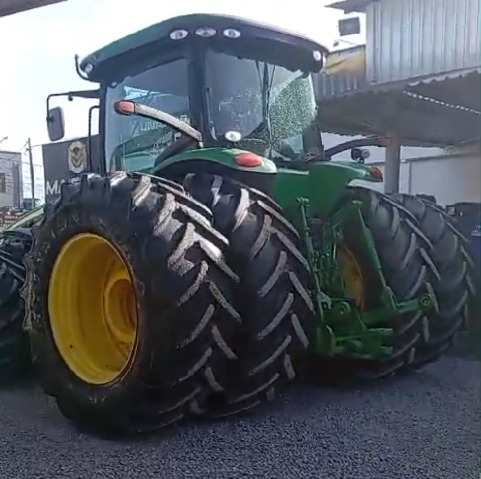 Trator John Deere 8335 R