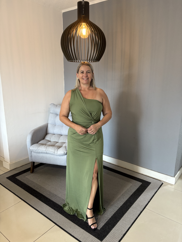 Vestido um ombro verde oliva