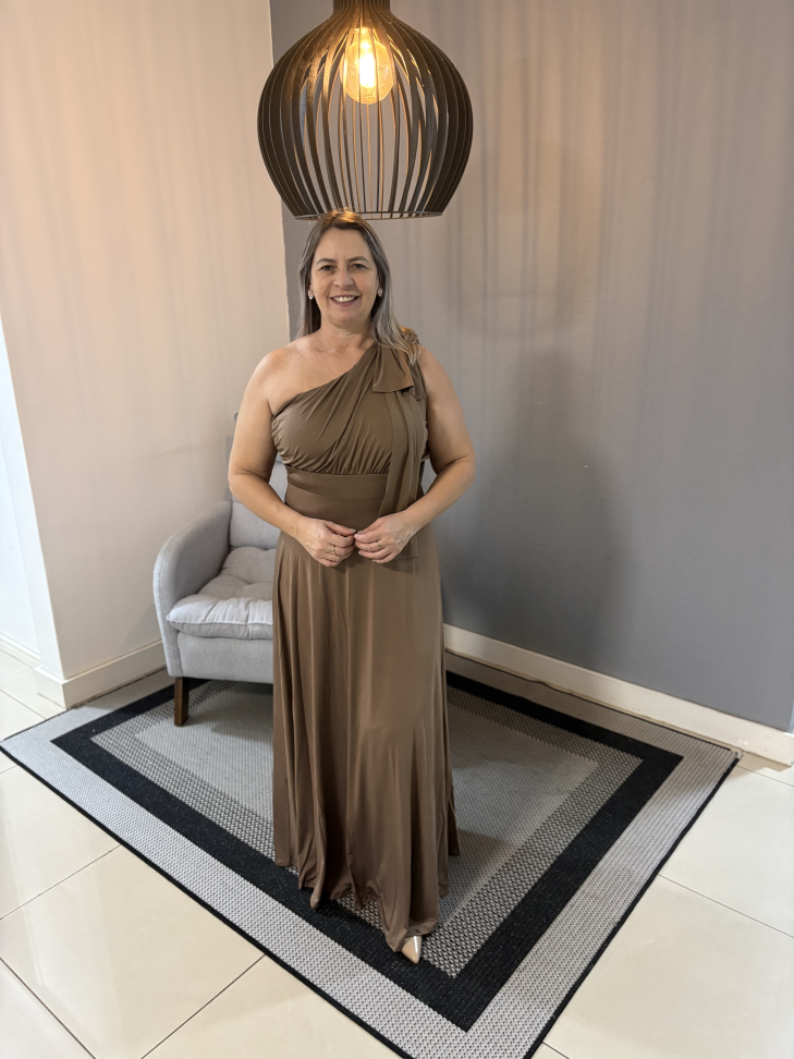 Vestido um ombro nude