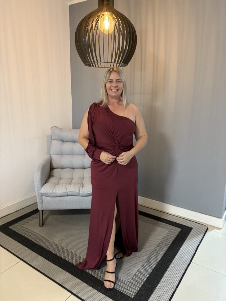 Vestido Uma Manga Longa Aberta Marsala