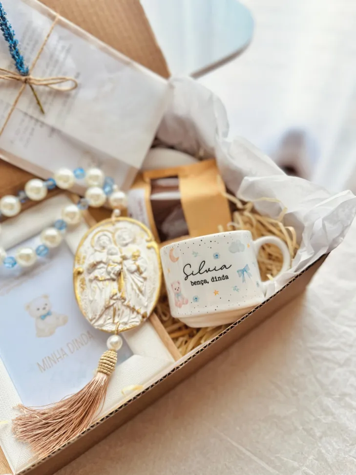 CAIXA CONVITE - Xícara com pires, café especial, porta retrato, terço de mesa | Batizado, Crisma, Casamento