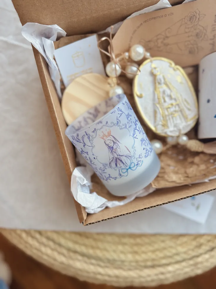 CAIXA PRESENTE - Vela 150g Estampada, Caneca Gold, Terço de Mesa | PERSONALIZADO - #4