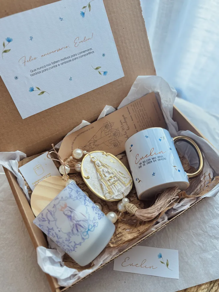 CAIXA PRESENTE - Vela 150g Estampada, Caneca Gold, Terço de Mesa | PERSONALIZADO