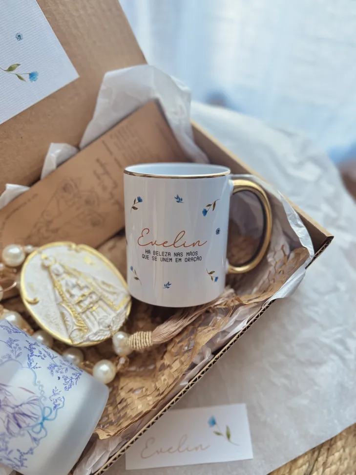 CAIXA PRESENTE - Vela 150g Estampada, Caneca Gold, Terço de Mesa | PERSONALIZADO