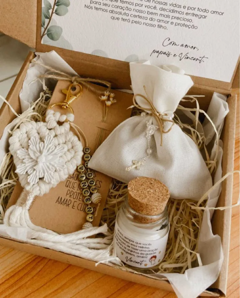 CAIXA CONVITE - Chaveiro, Vela 40g, Sachê de Linho | Batizado, Crisma, Casamento