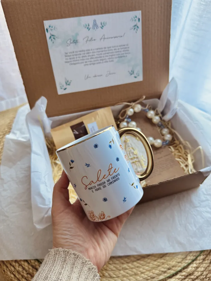 CAIXA PRESENTE - Terço de Mesa, Caneca Gold, Sachê de Café | PERSONALIZADO