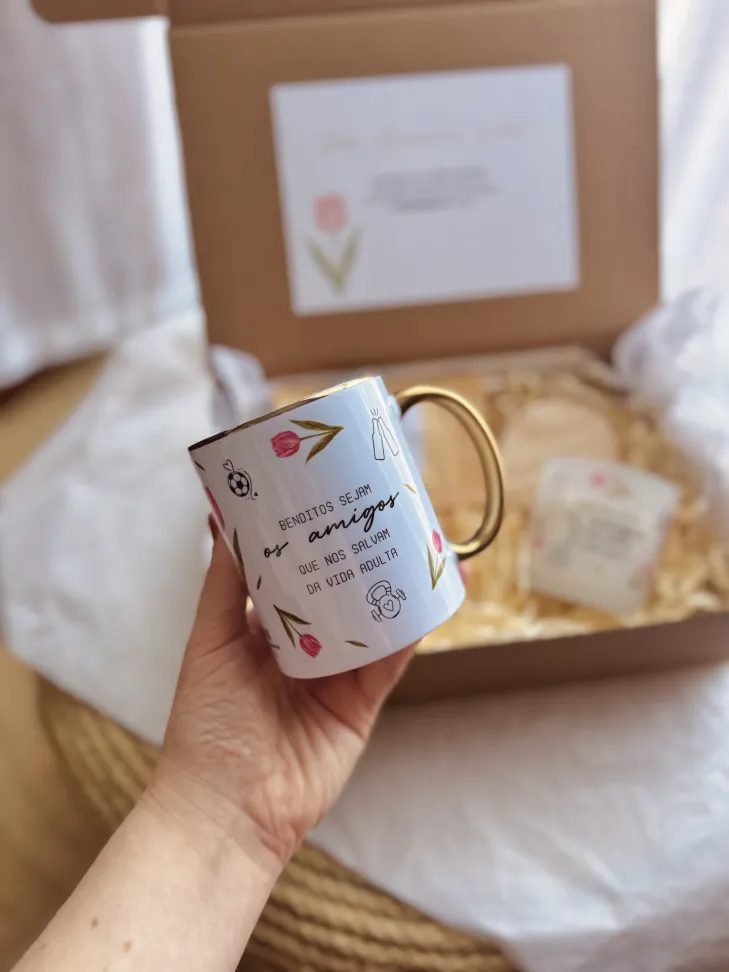 CAIXA PRESENTE - Vela 150g Estampada, Caneca Gold, Sachê de Café | PERSONALIZADO