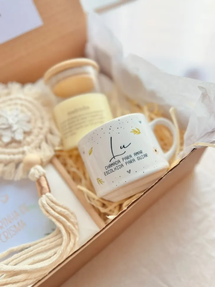 CAIXA CONVITE - Xícara com pires, porta retrato, vela 100g, mandala | Batizado, Crisma, Casamento