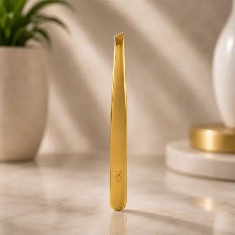 Pinça Sobrancelha Eternity Dourada Chanfrada Lisa Larga