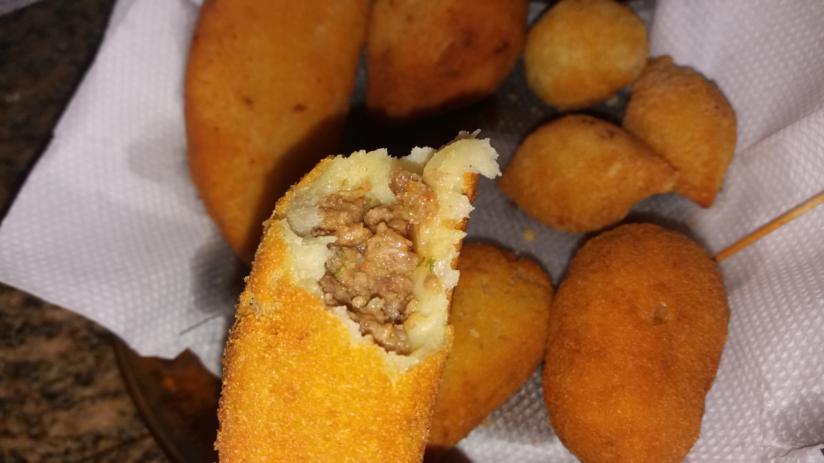 Bolinho com Recheio de Carne (pacote com 1Kg)