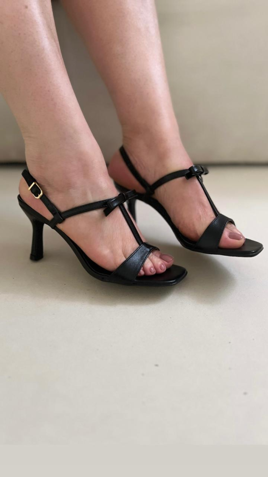 Sandália salto fino preta detalhe lacinho R$236,00 - #1