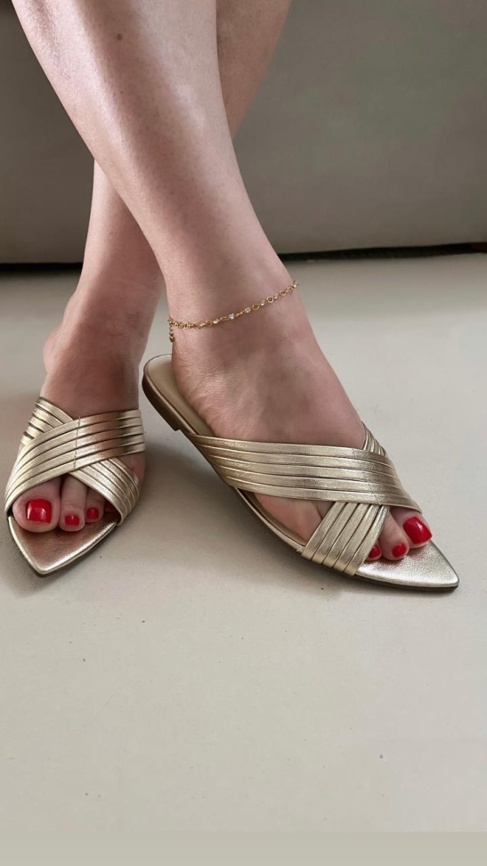 Chinelo bico folha ouro tiras R$164,00 - #1