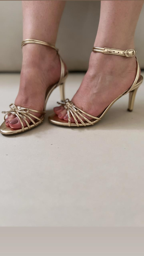 Sandália salto fino ouro tiras lacinho R$276,00 - #1