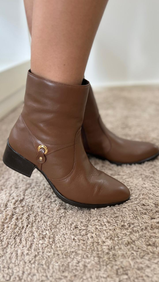 Bota média caramelo detalhe ouro R$500,00 - #1