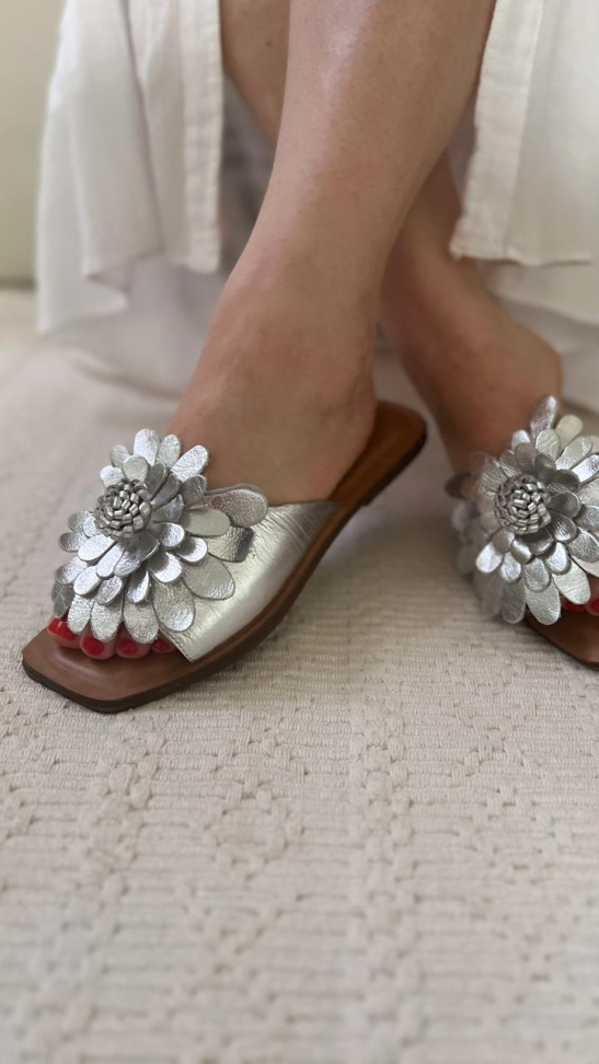 Chinelo prata flor couro R$252,00 - #2