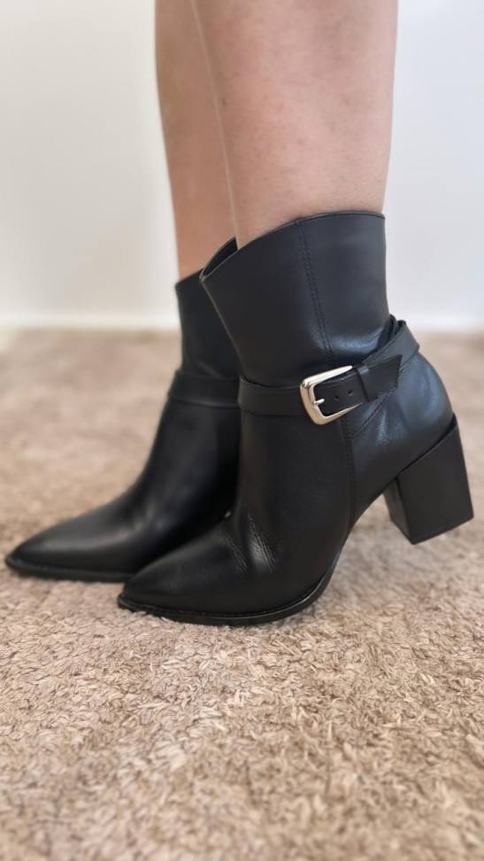 Bota cano curta preta fivela couro R$556,00 - #2