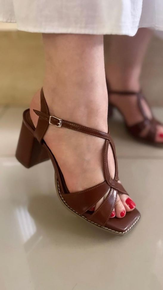 Sandália salto grosso whisky cruz R$276,00 - #1