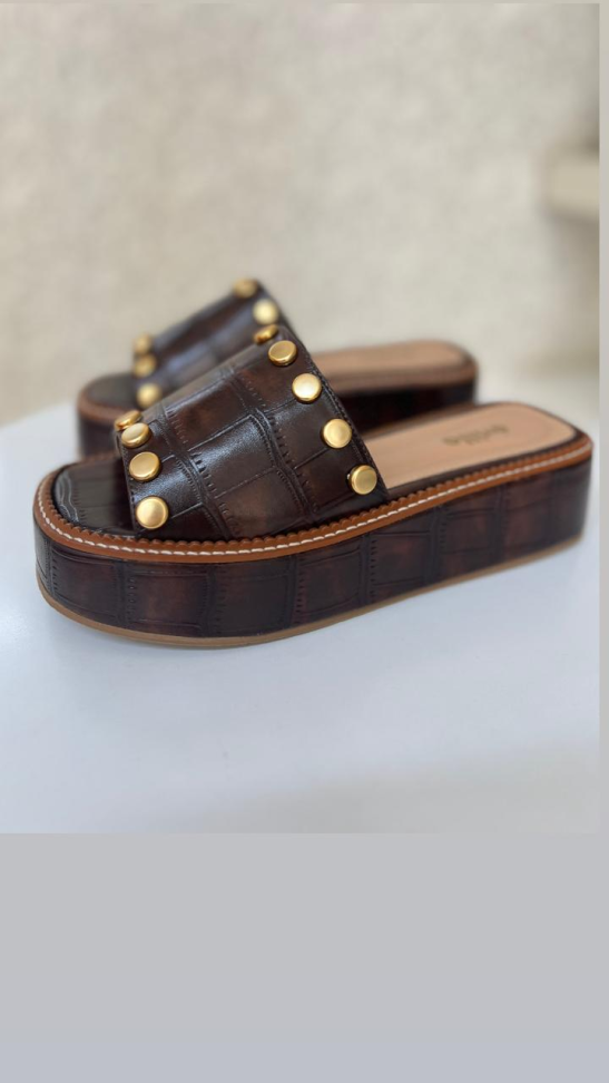 Tamanco plataforma croco café tachas R$332,00 - #3