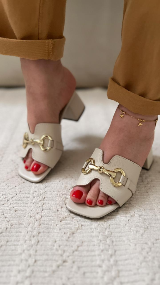 Tamanco médio off detalhe ouro couro R$252,00 - #1