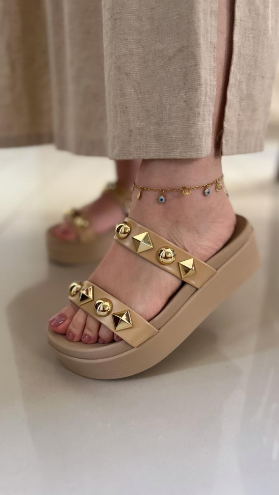 Tamanco plataforma bege pirâmide ouro R$196,00 - #2