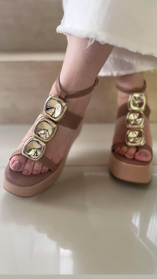 Plataforma nude enfeite ouro R$356,00 - #2