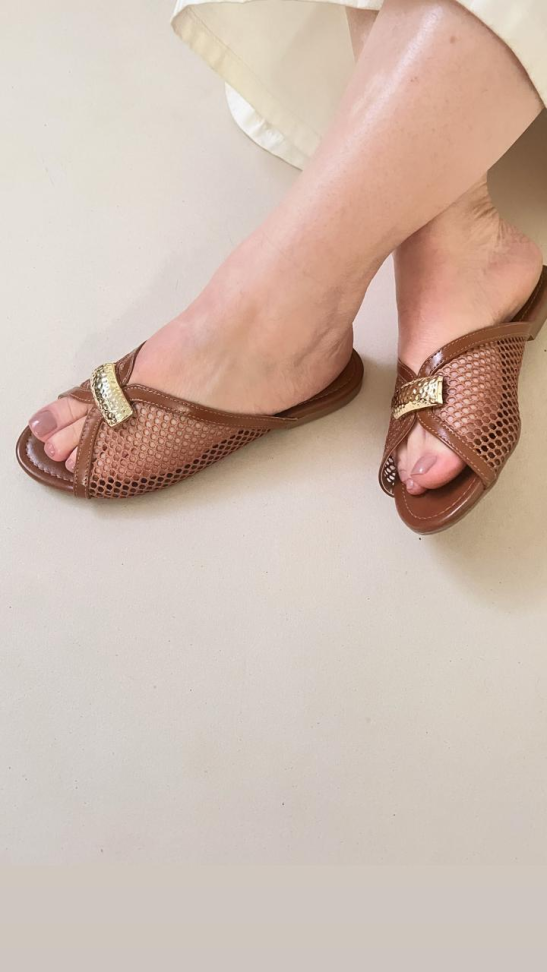 Chinelo caramelo tela detalhe ouro R$236,00 - #2