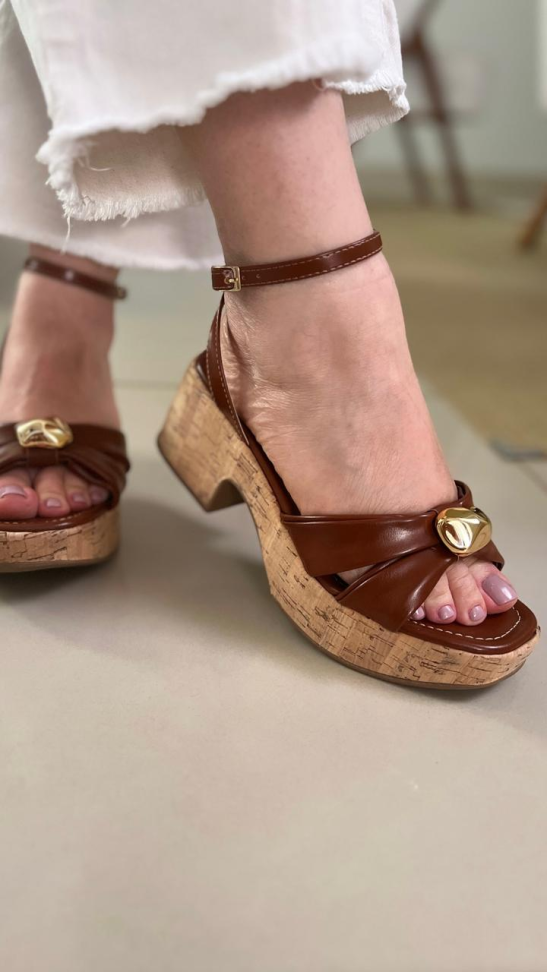 Sandália bloco caramelo detalhe ouro R$260,00 - #1