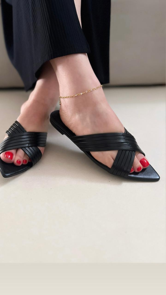 Chinelo bico filha preto tiras R$164,00 - #1