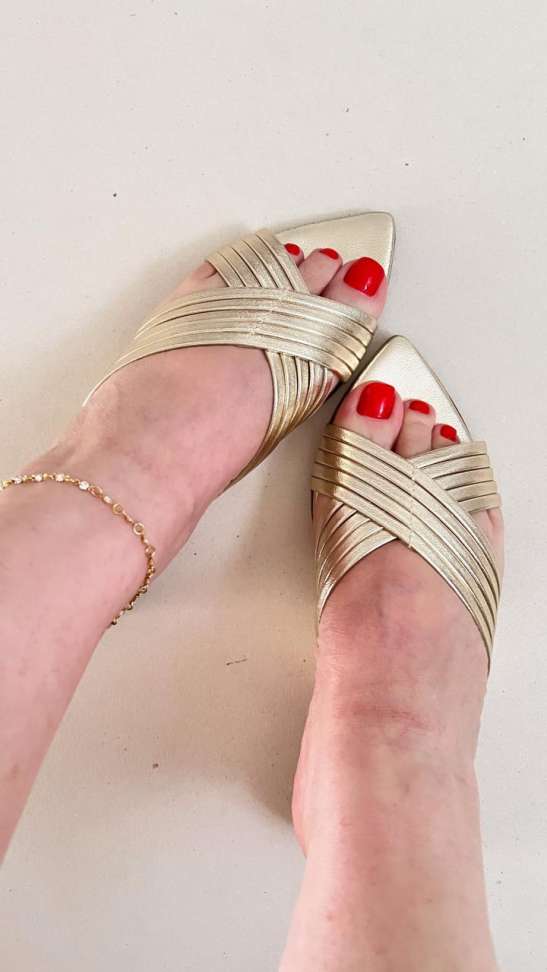 Chinelo bico folha ouro tiras R$164,00 - #1