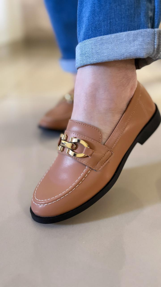 Mocassim estruturado caramelo detalhe ouro R$176,00 - #2