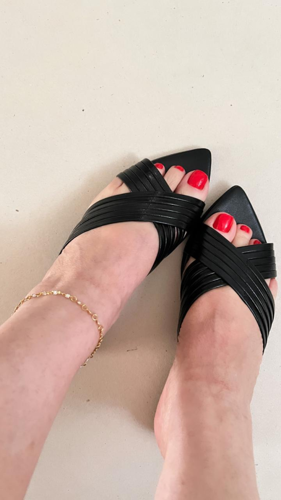 Chinelo bico filha preto tiras R$164,00 - #1