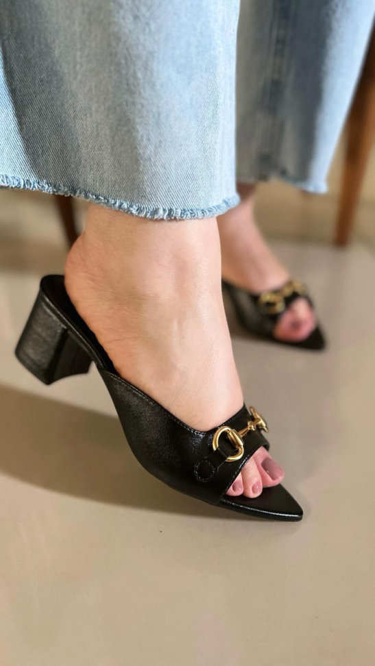 Tamanco bico fino preto detalhe ouro R$220,00 - #1