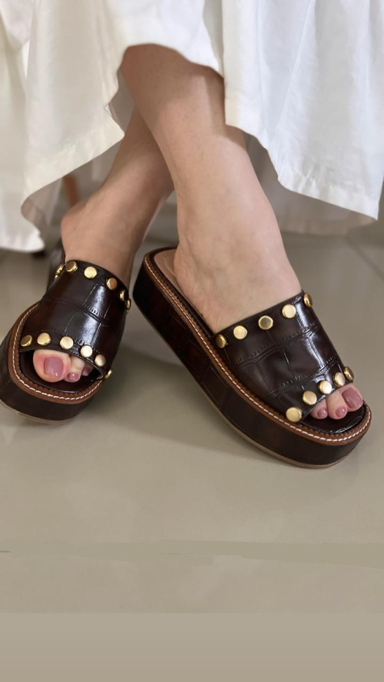 Tamanco plataforma croco café tachas R$332,00 - #2