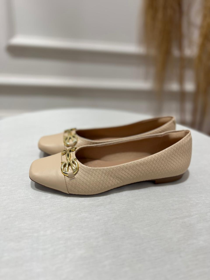 Sapatilha bico quadrado enfeito ouro R$132,00 - #2